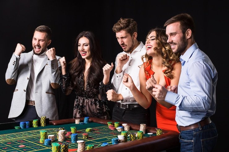 Dealer profesional memutar roda roulette di studio live